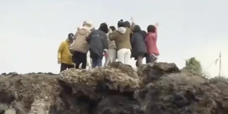 Κινέζοι τουρίστες βγάζουν φωτογραφίες σε περιοχή της Σαντορίνης όπου σημειώθηκαν κατολισθήσεις – Έκλεισε η Κόκκινη Παραλία