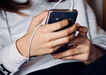 Δανία: Ετοιμάζει νόμο για την απαγόρευση των κινητών τηλεφώνων στα σχολεία