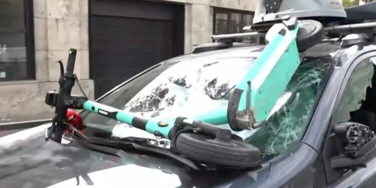 Αθήνα: Κουκουλοφόροι έσπασαν μετά το συλλαλητήριο για τα Τέμπη το δορυφορικό όχημα του ΣΚΑΪ(Βίντεο)