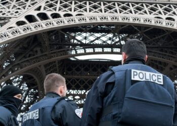 Γαλλία: Άνδρας που κρατούσε μαχαίρια σκοτώθηκε από την αστυνομία στο Παρίσι