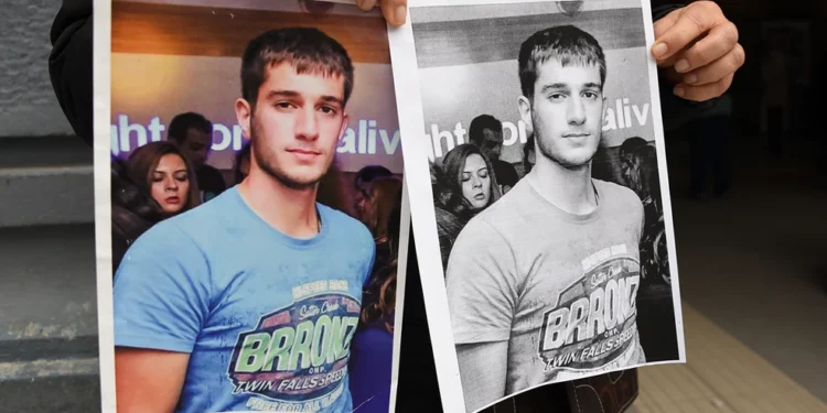 Ραγίζει καρδιές η μητέρα του Βαγγέλη Γιακουμάκη 10 χρόνια μετά τον θάνατό του – «Ευχαριστώ εκείνους που άναψαν ένα κερί στη μνήμη του»