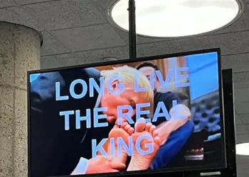 «Ζήτω ο πραγματικός Βασιλιάς» – Ο Τραμπ φιλάει τα πόδια του Μασκ – Χάκαραν τις οθόνες στο υπουργείο Στέγασης των ΗΠΑ