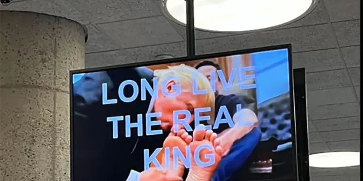 «Ζήτω ο πραγματικός Βασιλιάς» – Ο Τραμπ φιλάει τα πόδια του Μασκ – Χάκαραν τις οθόνες στο υπουργείο Στέγασης των ΗΠΑ