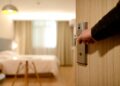 Ελληνική οικονομία: Κλάδος «κλειδί» τα ξενοδοχεία – Καμία ακύρωση στη Σαντορίνη