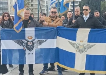 Επανεμφάνιση Κασιδιάρη σε συγκέντρωση στο Σύνταγμα – Κατέθεσε σημαία αντί στεφάνου στη μνήμη του Κωνσταντίνου Κατσίφα