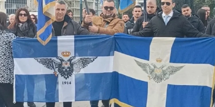 Επανεμφάνιση Κασιδιάρη σε συγκέντρωση στο Σύνταγμα – Κατέθεσε σημαία αντί στεφάνου στη μνήμη του Κωνσταντίνου Κατσίφα