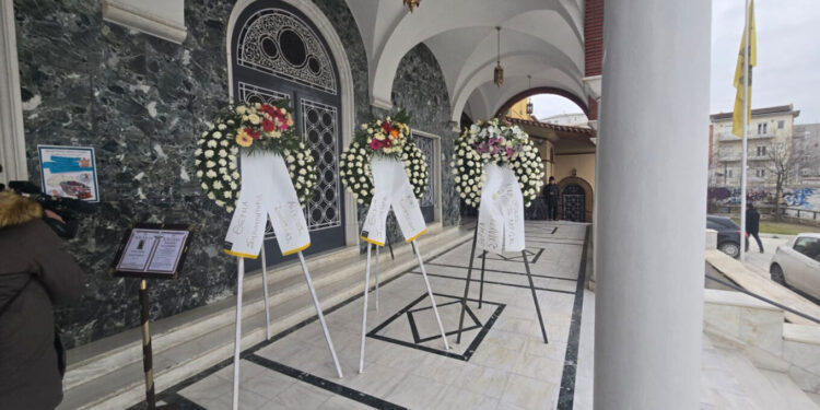 Σε κλίμα οδύνης η κηδεία του Βασίλη Καλογήρου – «Να έχετε ευλογία στη ζωή σας», είπε η μάνα του έξω από τον ναό