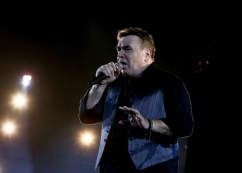 Πέθανε ο τραγουδιστής Μανώλης Λιδάκης σε ηλικία 64 ετών