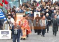Σαντορίνη: Με σημαίες, λείψανα αγίων και εικόνες στους δρόμους κάτοικοι για λιτανεία κατά των σεισμών