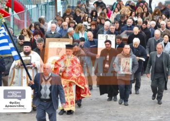 Σαντορίνη: Με σημαίες, λείψανα αγίων και εικόνες στους δρόμους κάτοικοι για λιτανεία κατά των σεισμών
