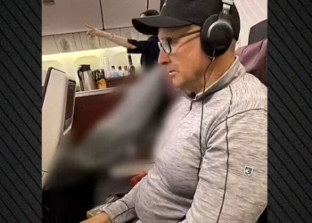 Επιβάτιδα πέθανε εν πτήσει και έβαλαν τη σορό της δίπλα σε ζευγάρι επί τέσσερις ώρες