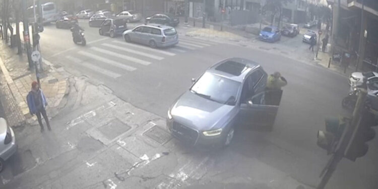 Νέο βίντεο από το τροχαίο στο κέντρο της Αθήνας: Η στιγμή που το ΙΧ συγκρούεται με τη μηχανή