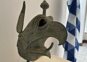 Μενδώνη: Παρέλαβε τη χάλκινη κεφαλή του γρύπα από την Αρχαία Ολυμπία – “Να επιστραφούν οι παράνομα εξαχθείσες αρχαιότητες”