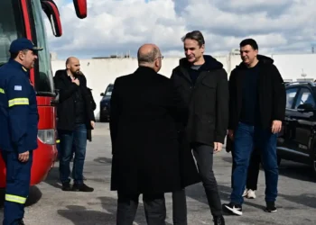 Στη Σαντορίνη ο Κυριάκος Μητσοτάκης: Συνιστώ ψυχραιμία, ο κρατικός μηχανισμός είναι στο πλευρό σας