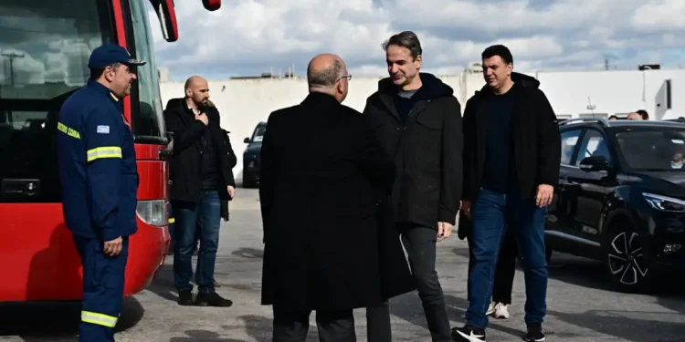 Στη Σαντορίνη ο Κυριάκος Μητσοτάκης: Συνιστώ ψυχραιμία, ο κρατικός μηχανισμός είναι στο πλευρό σας