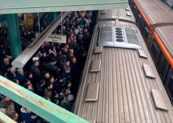 Μεγάλος συνωστισμός σε Μετρό και Ηλεκτρικό από τον κόσμο που κατεβαίνει στο συλλαλητήριο στο Σύνταγμα