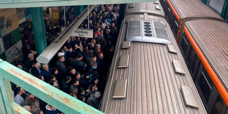 Μεγάλος συνωστισμός σε Μετρό και Ηλεκτρικό από τον κόσμο που κατεβαίνει στο συλλαλητήριο στο Σύνταγμα