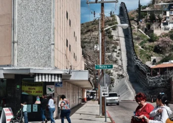 Η πόλη με το φράχτη πάνω στα σύνορα ΗΠΑ – Μεξικού: Οι δύο διαφορετικοί κόσμοι στο Νογκάλες