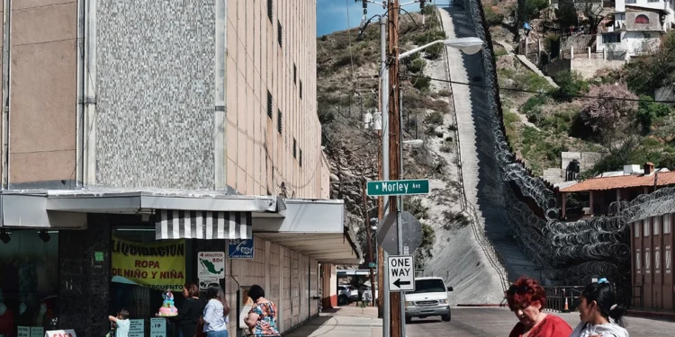 Η πόλη με το φράχτη πάνω στα σύνορα ΗΠΑ – Μεξικού: Οι δύο διαφορετικοί κόσμοι στο Νογκάλες