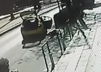 Για 12 ευρώ με πέταξε έξω από το ταξί και σύρθηκα στον δρόμο, λέει θύμα του οδηγού που αφαιρούσε κάρτες επιβατών