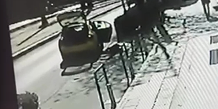 Για 12 ευρώ με πέταξε έξω από το ταξί και σύρθηκα στον δρόμο, λέει θύμα του οδηγού που αφαιρούσε κάρτες επιβατών