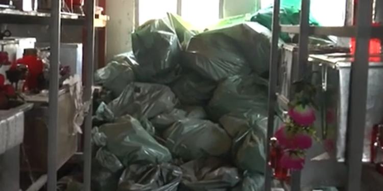 Σέρρες: Πεταμένα και στοιβαγμένα μέσα σε σακούλες ανθρώπινα οστά – Δεν άλλαξε η εικόνα στο Β’ Κοιμητήριο