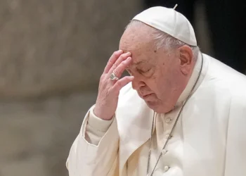 Ο πάπας Φραγκίσκος παραμένει σε «κρίσιμη κατάσταση» και αντιμετωπίζει νεφρική ανεπάρκεια