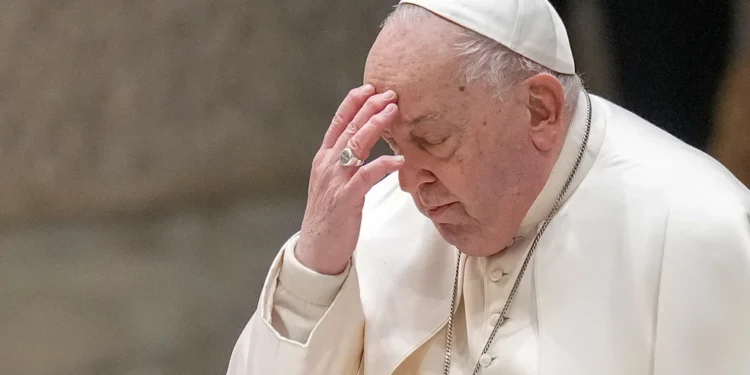 Ο πάπας Φραγκίσκος παραμένει σε «κρίσιμη κατάσταση» και αντιμετωπίζει νεφρική ανεπάρκεια