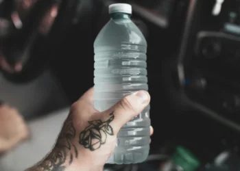 «Βόμβα» για εμφιαλωμένα νερά – Είναι γεμάτα μικροπλαστικά που ενοχοποιούνται και για καρκίνο