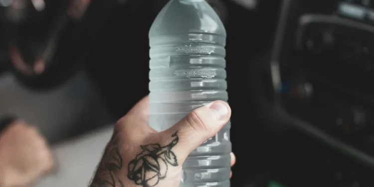«Βόμβα» για εμφιαλωμένα νερά – Είναι γεμάτα μικροπλαστικά που ενοχοποιούνται και για καρκίνο