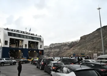 Σεισμοί στις Κυκλάδες: Πάνω από 11.000 άνθρωποι έχουν φύγει από τη Σαντορίνη