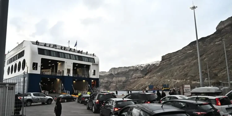 Σεισμοί στις Κυκλάδες: Πάνω από 11.000 άνθρωποι έχουν φύγει από τη Σαντορίνη