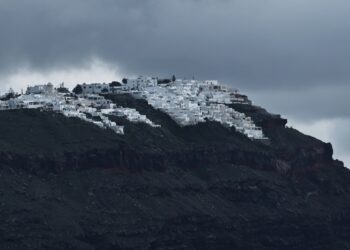 Σαντορίνη: Αυθαίρετα σε δώδεκα συγκροτήματα πάνω στην Καλντέρα εντόπισε το Υπουργείο Περιβάλλοντος