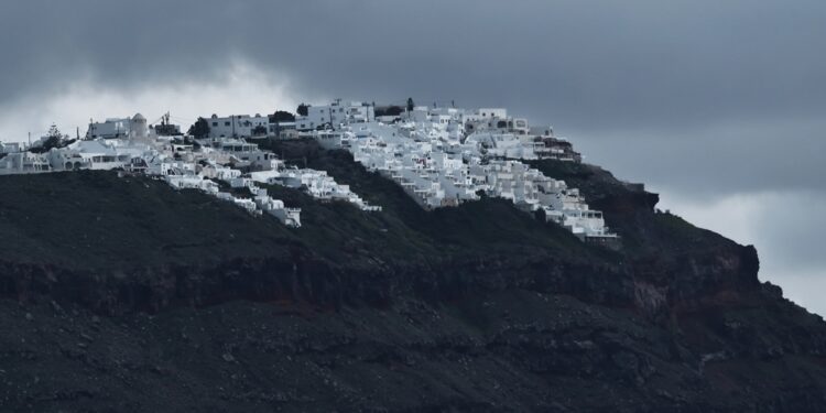 Σαντορίνη: Αυθαίρετα σε δώδεκα συγκροτήματα πάνω στην Καλντέρα εντόπισε το Υπουργείο Περιβάλλοντος