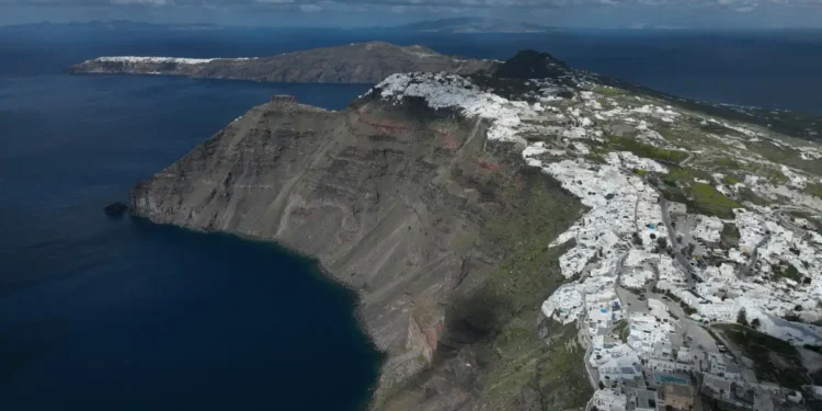 Σεισμοί στις Κυκλάδες: Δυο δονήσεις άνω των 4 Ρίχτερ το βράδυ – Ανησυχία για την εδαφική παραμόρφωση στην Σαντορίνη