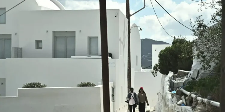 Σεισμοί στη Σαντορίνη: Νέα ισχυρή δόνηση 5 Ρίχτερ – «Το μάγμα του ηφαιστείου ενεργοποιεί τα ρήγματα» λέει ο Τσελέντης