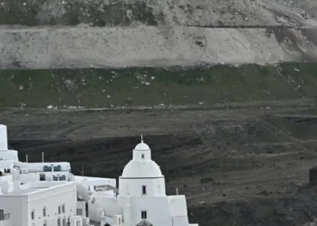 Σεισμοί στη Σαντορίνη: Απανωτές δονήσεις τα ξημερώματα – «Έχουμε δρόμο μπροστά μας» λέει ο Άκης Τσελέντης