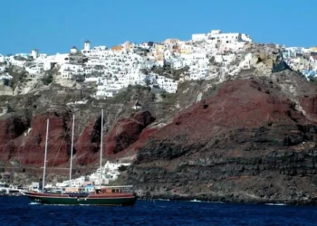 Καρύδης: «Αν ο σεισμός έρθει από τη θάλασσα, τα κτίρια στην Καλντέρα θα πέσουν»