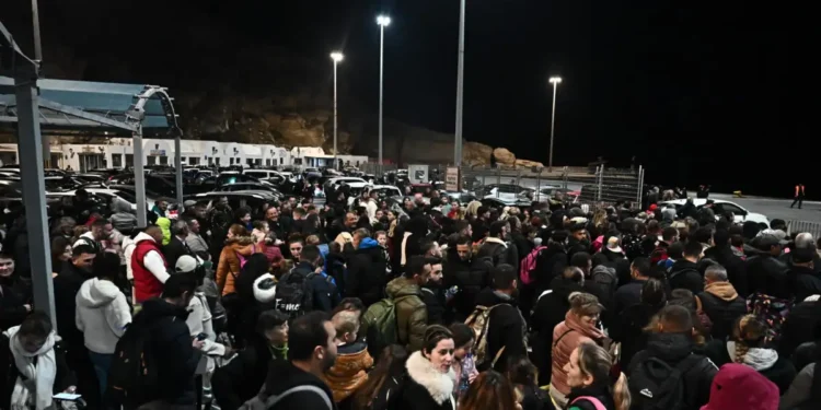 Σεισμοί στη Σαντορίνη: Το αδιαχώρητο στο λιμάνι – Μπαράζ σεισμικών δονήσεων πάνω από 4 Ρίχτερ από το πρωί