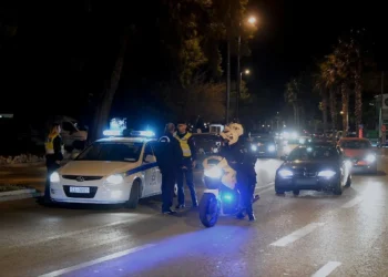 Στο χειρουργείο ο αστυνομικός που τραυματίστηκε από μεθυσμένο οδηγό στην Ομόνοια – Eίναι ο ίδιος που παραλίγο να παρασύρει ο Χρήστος Μάστορας