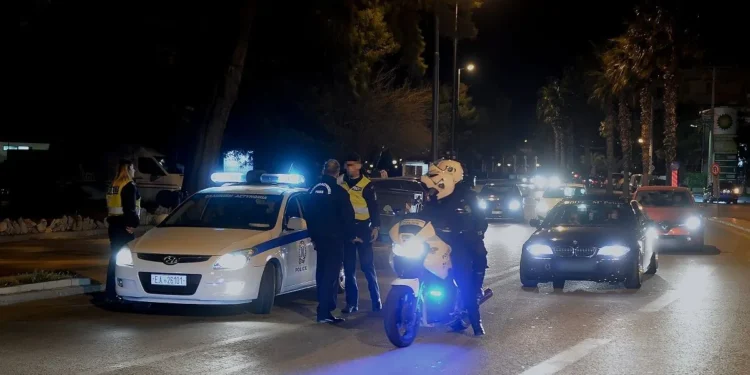 Στο χειρουργείο ο αστυνομικός που τραυματίστηκε από μεθυσμένο οδηγό στην Ομόνοια – Eίναι ο ίδιος που παραλίγο να παρασύρει ο Χρήστος Μάστορας