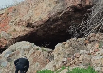 Θρίλερ στη Βούλα: Γυναίκα βρέθηκε κρεμασμένη σε σπηλιά δίπλα στο κοιμητήριο Σε εξέλιξη οι έρευνες της ΕΛΑΣ, αποκλεισμένο το σημείο