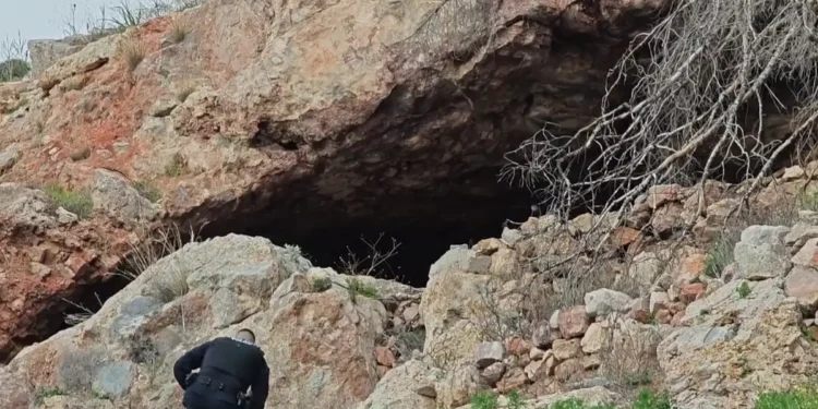 Θρίλερ στη Βούλα: Γυναίκα βρέθηκε κρεμασμένη σε σπηλιά δίπλα στο κοιμητήριο Σε εξέλιξη οι έρευνες της ΕΛΑΣ, αποκλεισμένο το σημείο