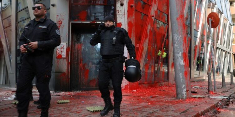 Βουλγαρία: Βανδάλισαν κτίριο της ΕΕ στη Σόφια σε διαδήλωση κατά της ένταξης της χώρας στο ευρώ