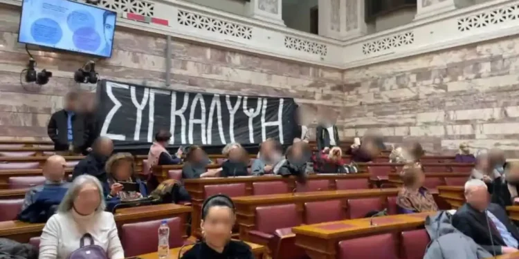 «Ντου» του Ρουβίκωνα στη Βουλή – Σήκωσαν πανό για τα Τέμπη