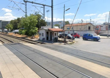 Συνελήφθη σεκιούριτι που ξέχασε ανοιχτές τις μπάρες του ΟΣΕ στη Χαμοστέρνας – Διερχόμενος οδηγός κάλεσε την αστυνομία