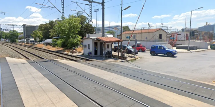 Συνελήφθη σεκιούριτι που ξέχασε ανοιχτές τις μπάρες του ΟΣΕ στη Χαμοστέρνας – Διερχόμενος οδηγός κάλεσε την αστυνομία