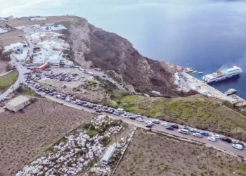 Η μεγάλη έξοδος από τη Σαντορίνη – Μποτιλιάρισμα στο δρόμο για το λιμάνι, οι απαγορευμένες περιοχές