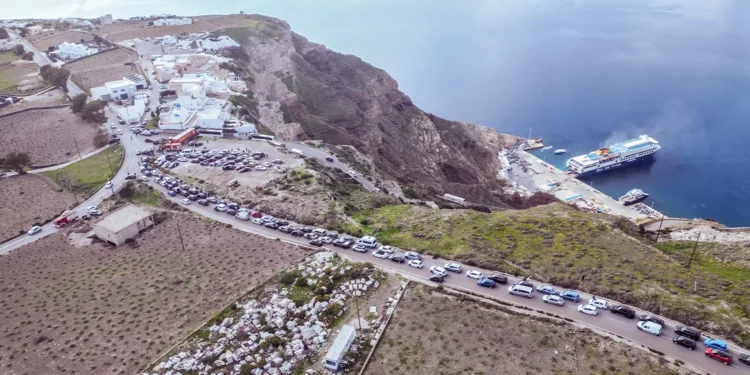 Η μεγάλη έξοδος από τη Σαντορίνη – Μποτιλιάρισμα στο δρόμο για το λιμάνι, οι απαγορευμένες περιοχές