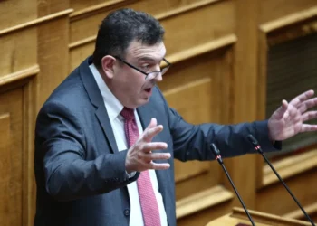 Συνελήφθη ο βουλευτής της Νίκης, Νίκος Παπαδόπουλος, γιατί έσπασε τζάμια και προθήκες στην Εθνική Πινακοθήκη